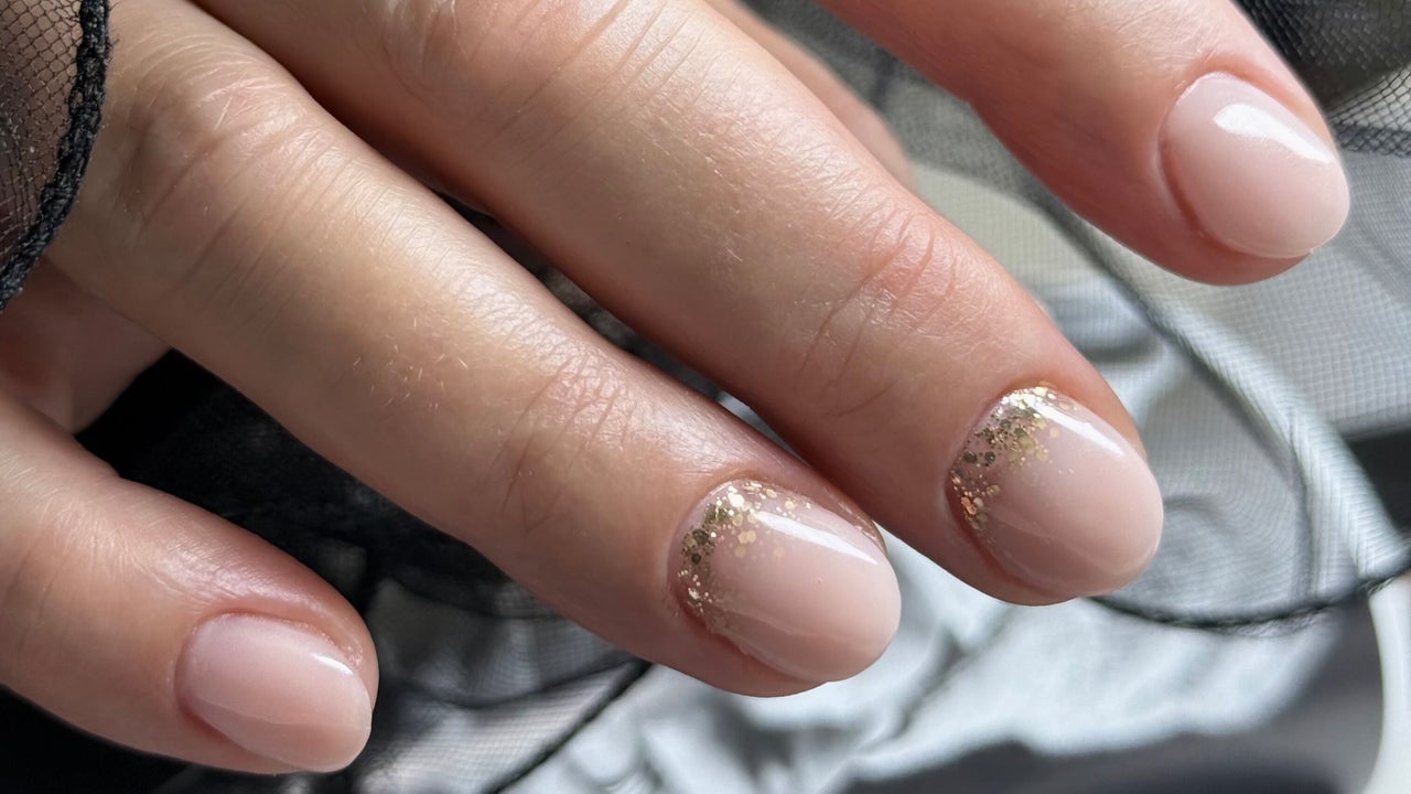 Naturel nagels met een rand van gouden glitter