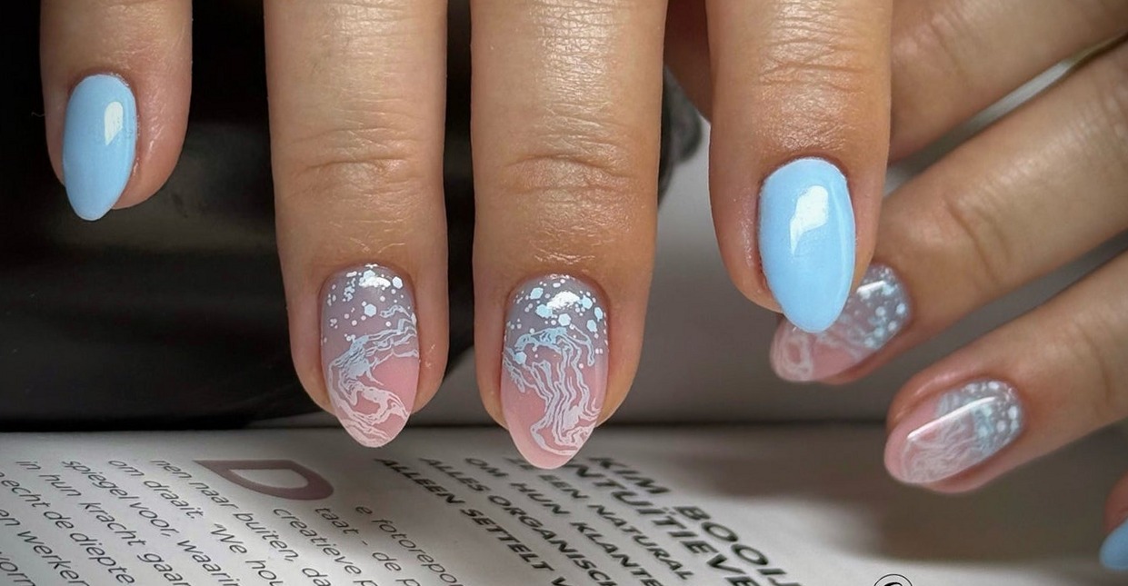 Lichtblauwe nagels en nagels met zilveren glitter in ombré