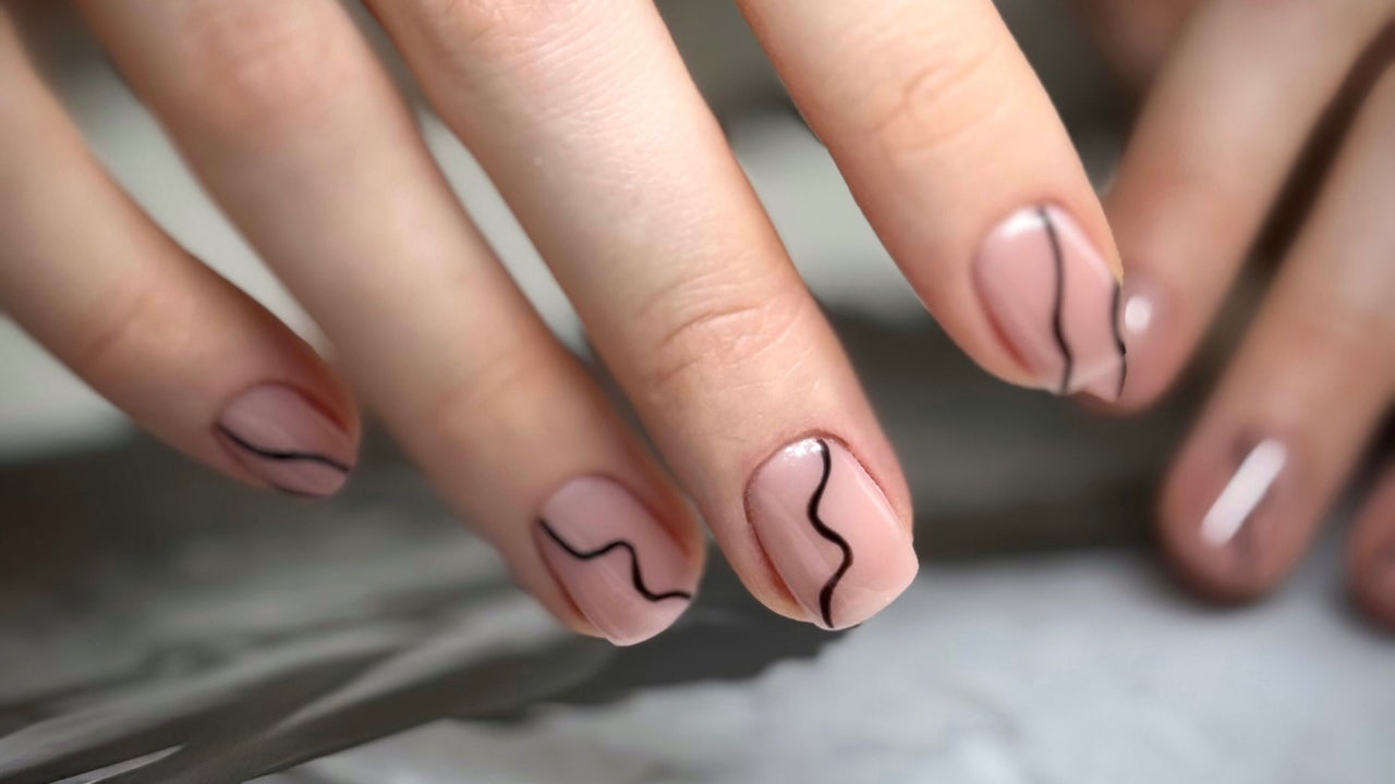 Nude nagels met zwarte golvende lijnen