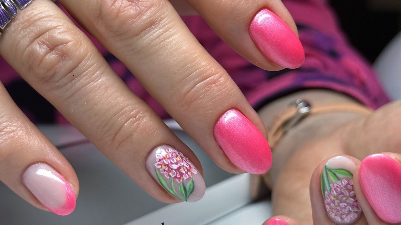 Roze ombré nagels met een geschilderde roze bloem op één nagel