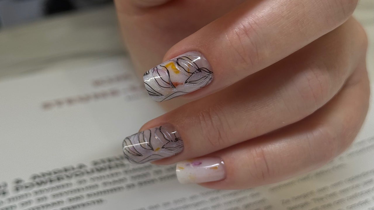Nude nagels met omlijnde bloemen in zwarte lijnen