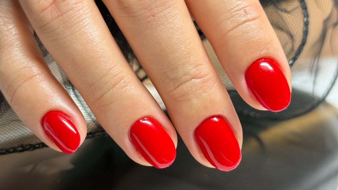 Korte nagels in glanzend rood